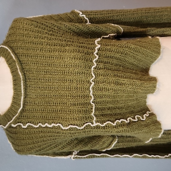 PrettyLittleThing cropped balloon sleeves lettuce hem olive green crew n… - Picture 2 of 8